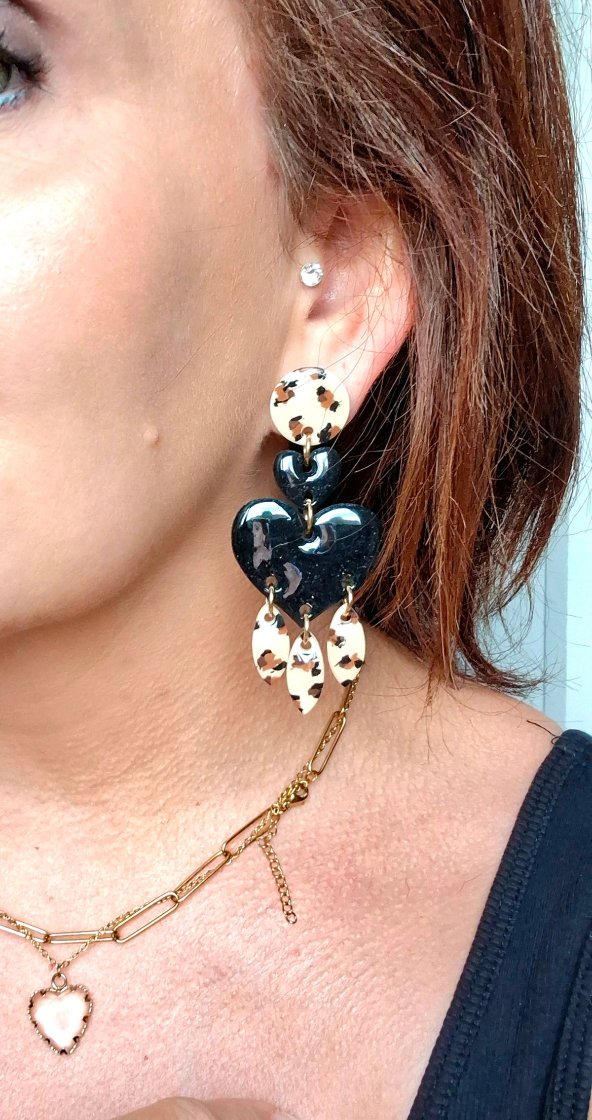 Boucles d’oreilles coeur noir pailleté et léopard