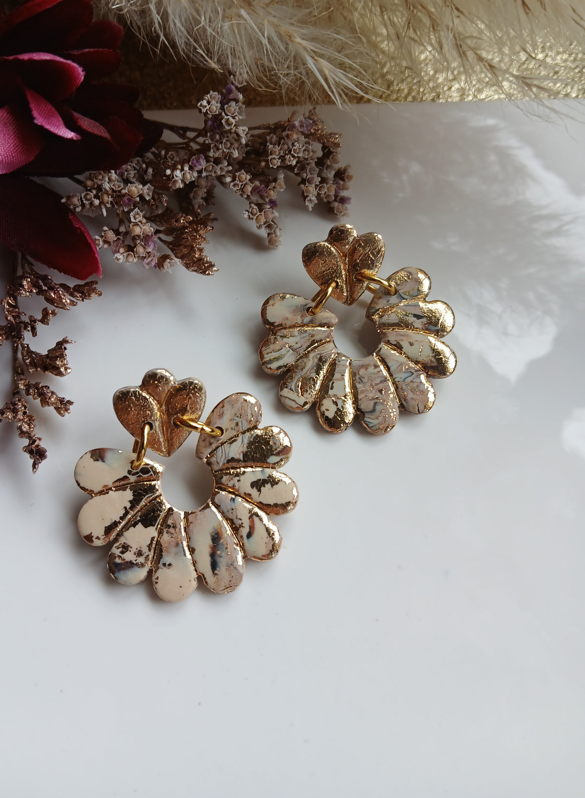Boucles d’oreilles pétales beige et feuille d'or