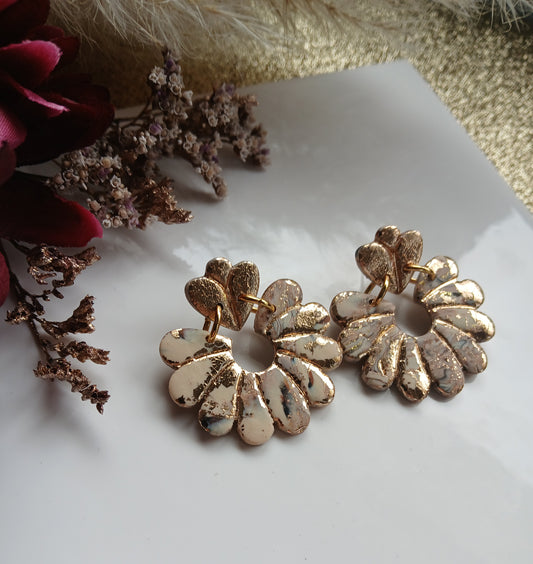 Boucles d’oreilles pétales beige et feuille d'or