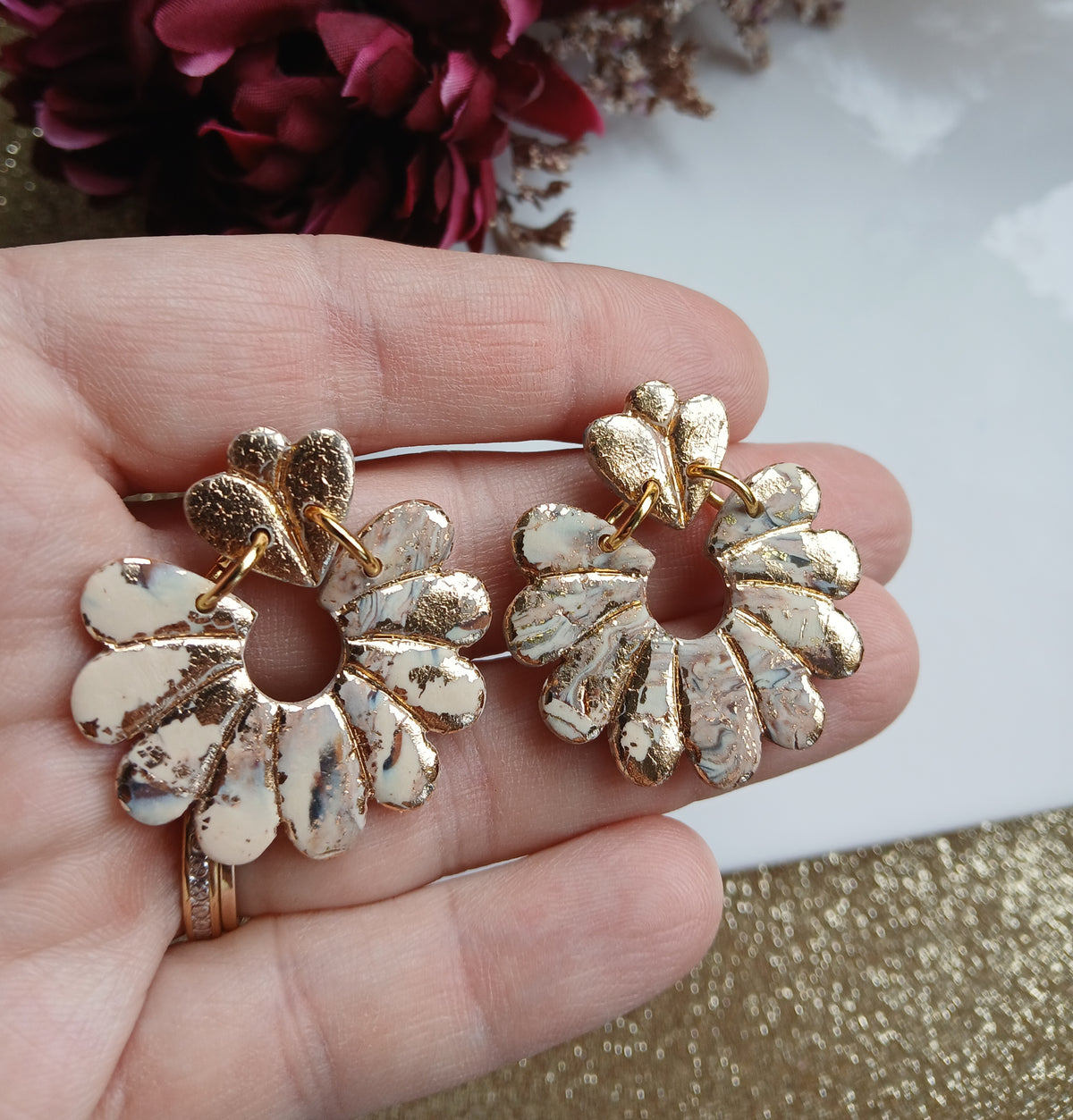 Boucles d’oreilles pétales beige et feuille d'or