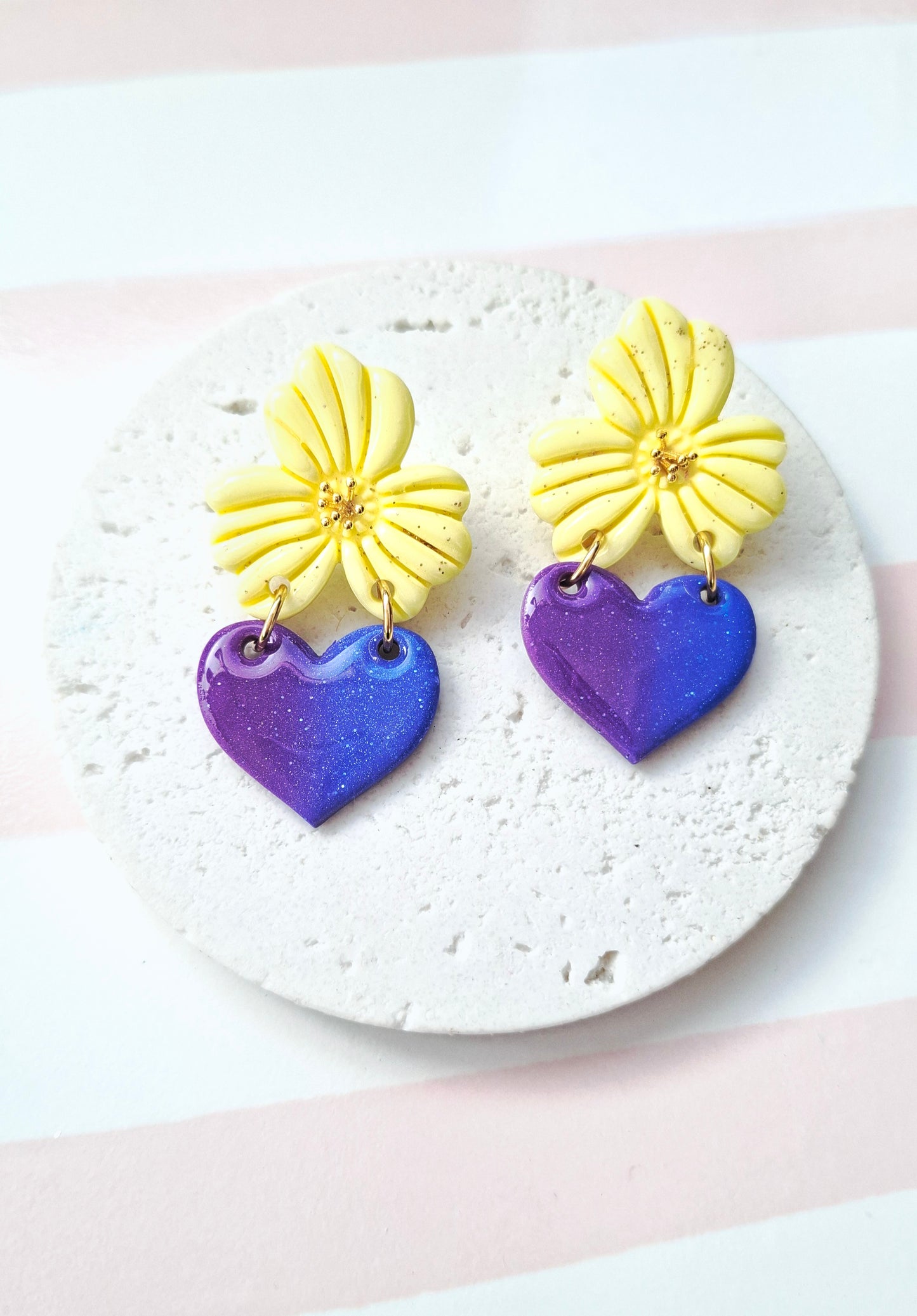 Boucles d'oreilles "Eden" (fleur jaune et coeur violet/bleu)