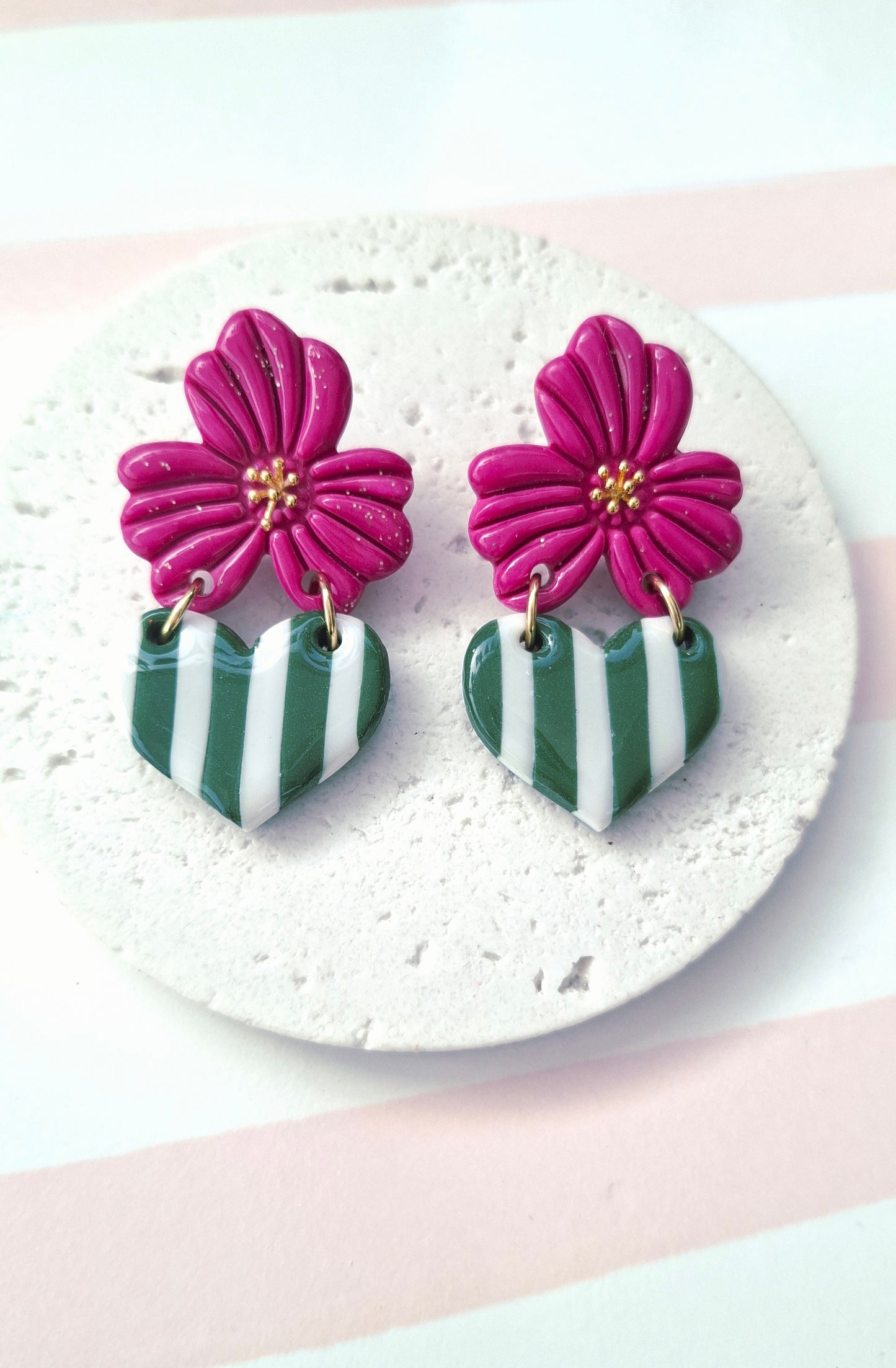 Boucles d'oreilles "Eden" (fleur magenta et coeur rayé blanc et vert)