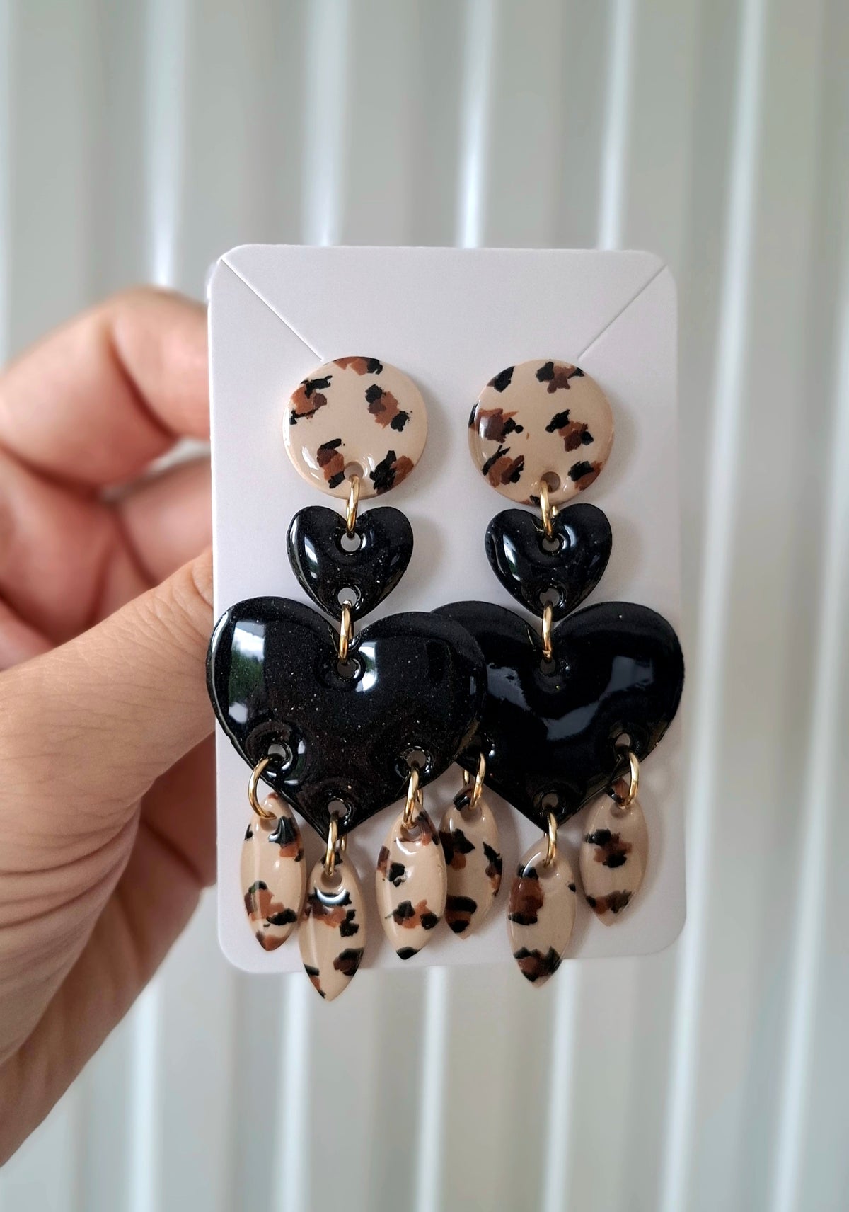 Boucles d’oreilles coeur noir pailleté et léopard