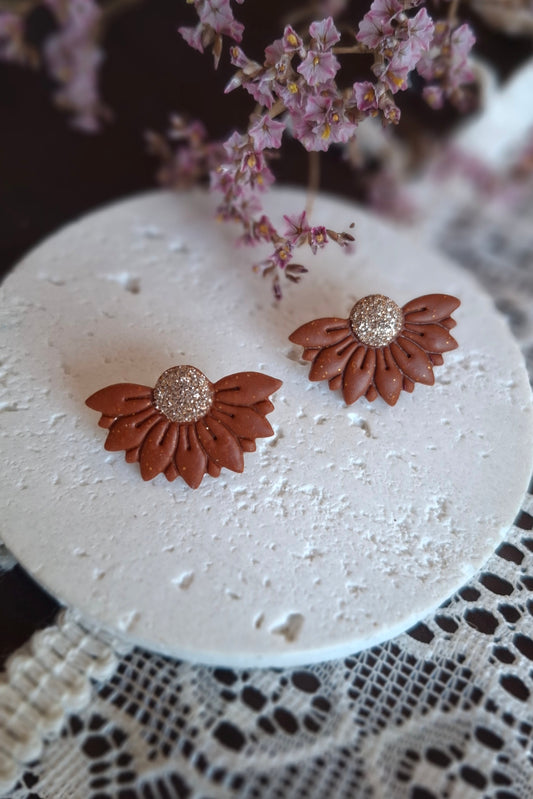 Boucles d’oreilles petites fleurs marron