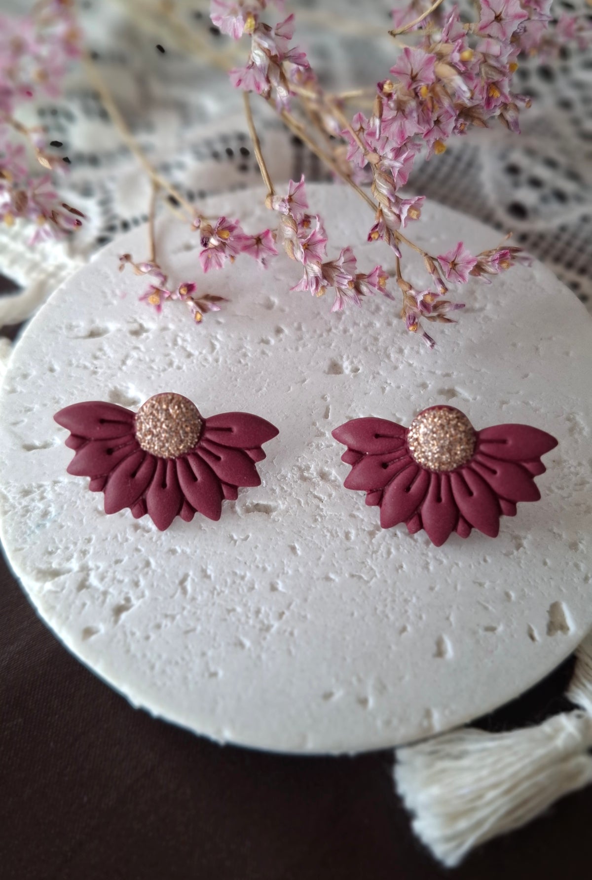 Boucles d’oreilles petites fleurs bordeaux