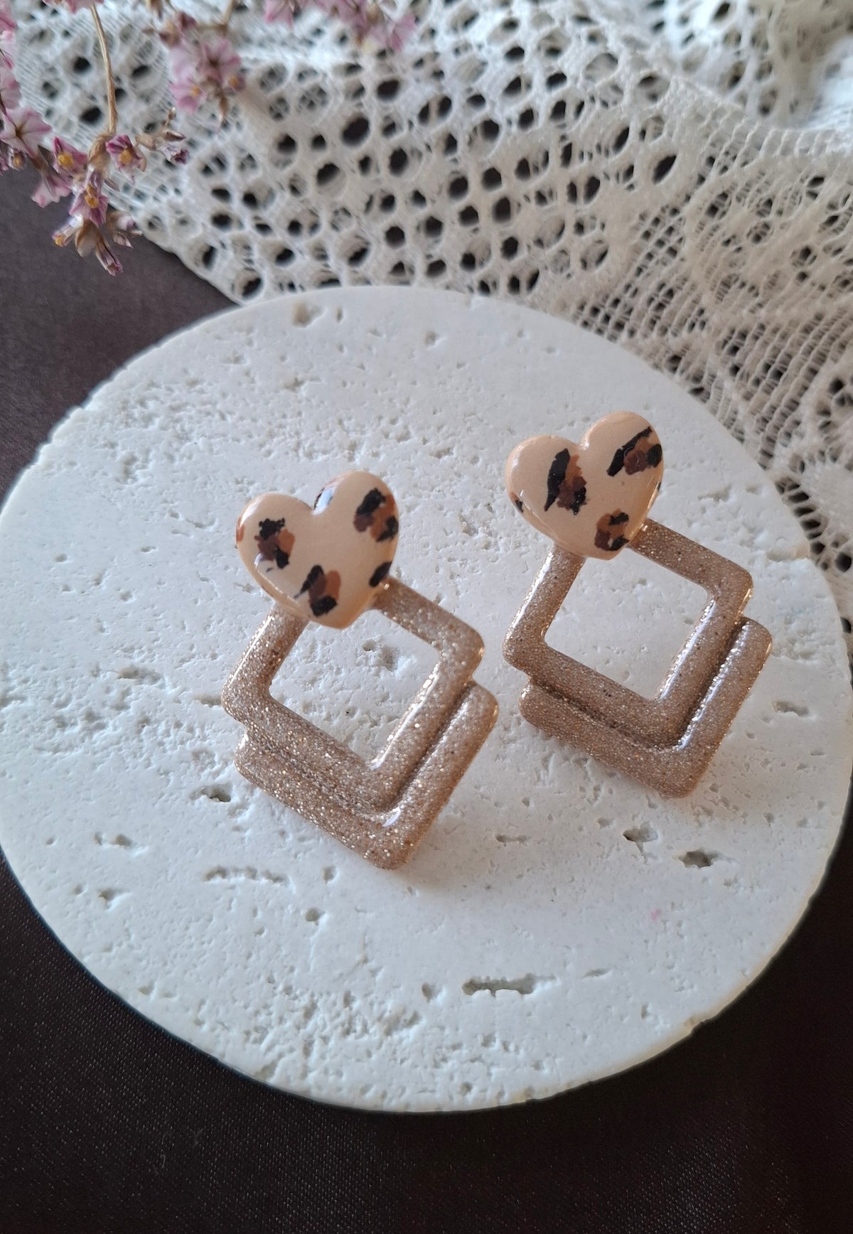 Boucles d’oreilles Olivia- coeur léopard et paillettes dorées
