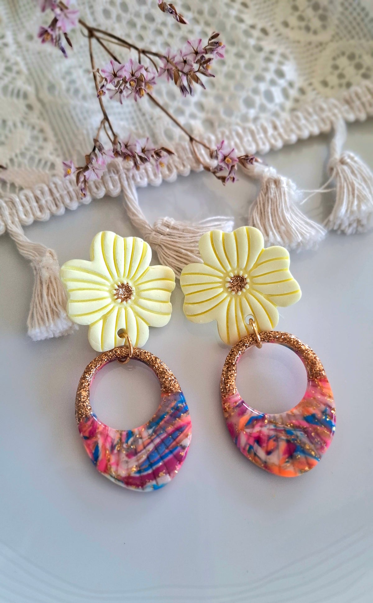 Boucles d’oreilles fleurs vanille et multicolore