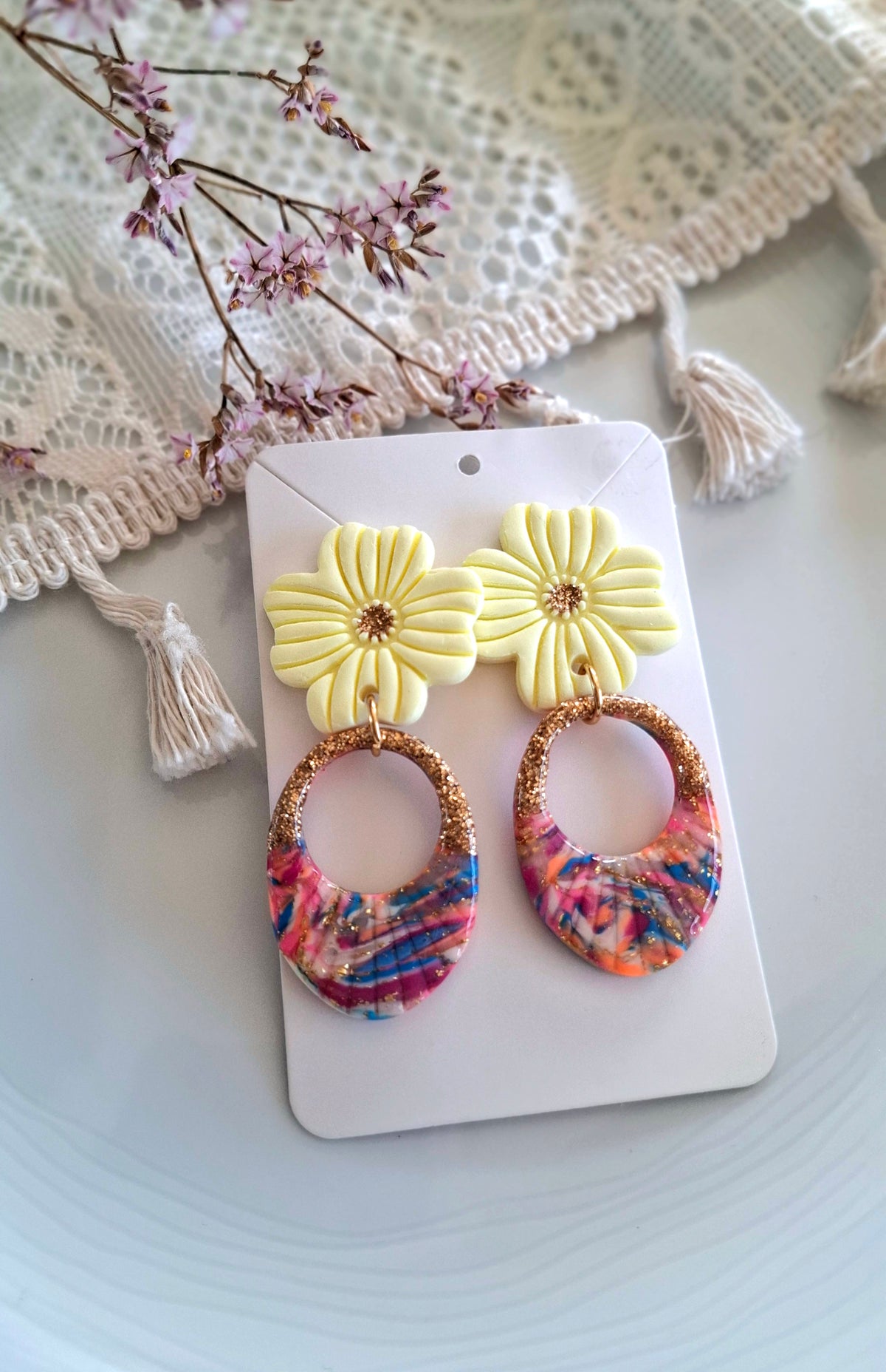 Boucles d’oreilles fleurs vanille et multicolore